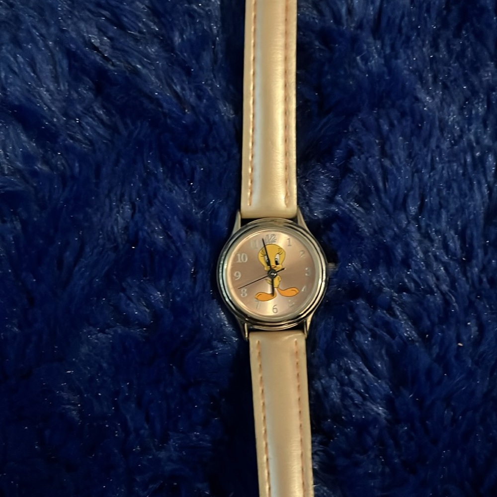 Pink kids Tweety Bird Fossil Watch. Used, good condition. Non-smoking home.